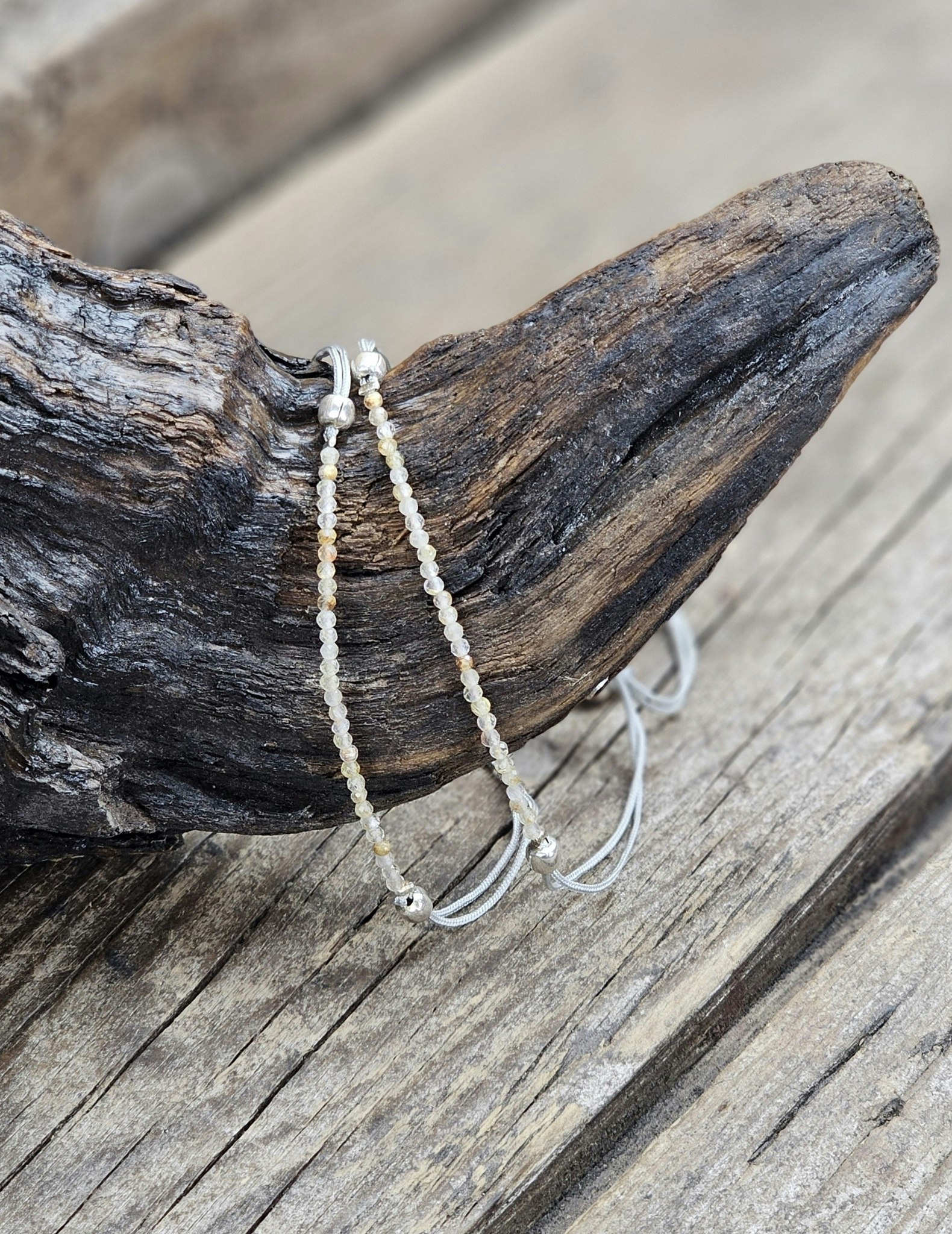Guldrutilkvarts, armband 3mm facetterade pärlor macramé