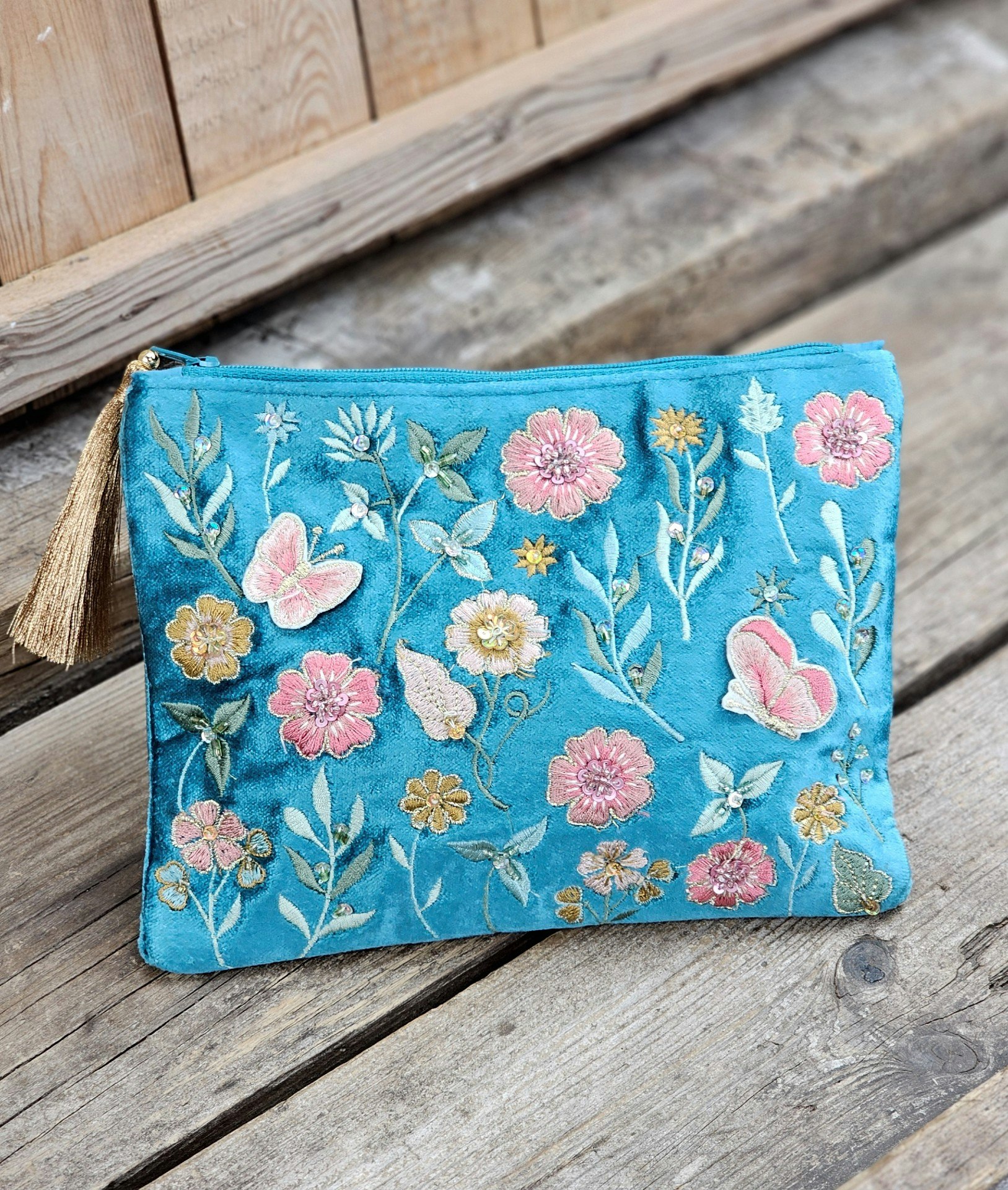 Broderad necessär, turkos med blommor