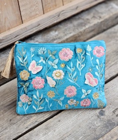 Broderad necessär, turkos med blommor