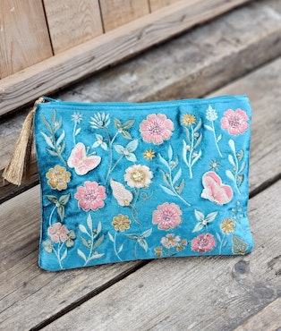 Broderad necessär, turkos med blommor