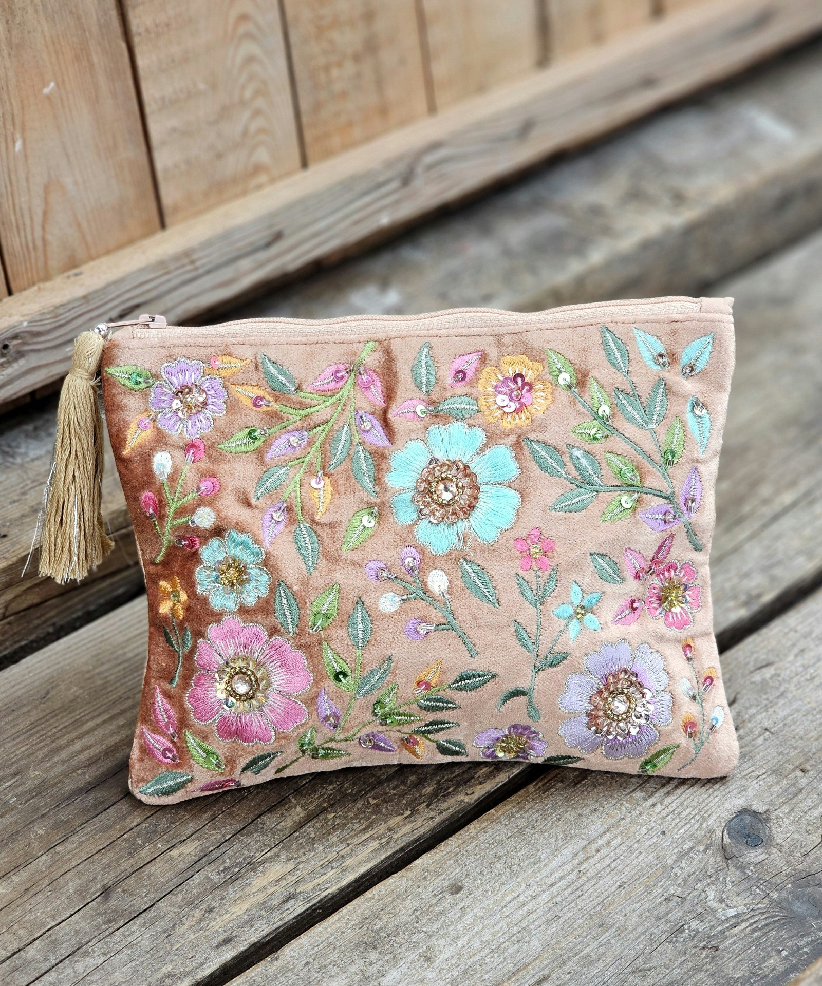 Broderad necessär, beige med blommor
