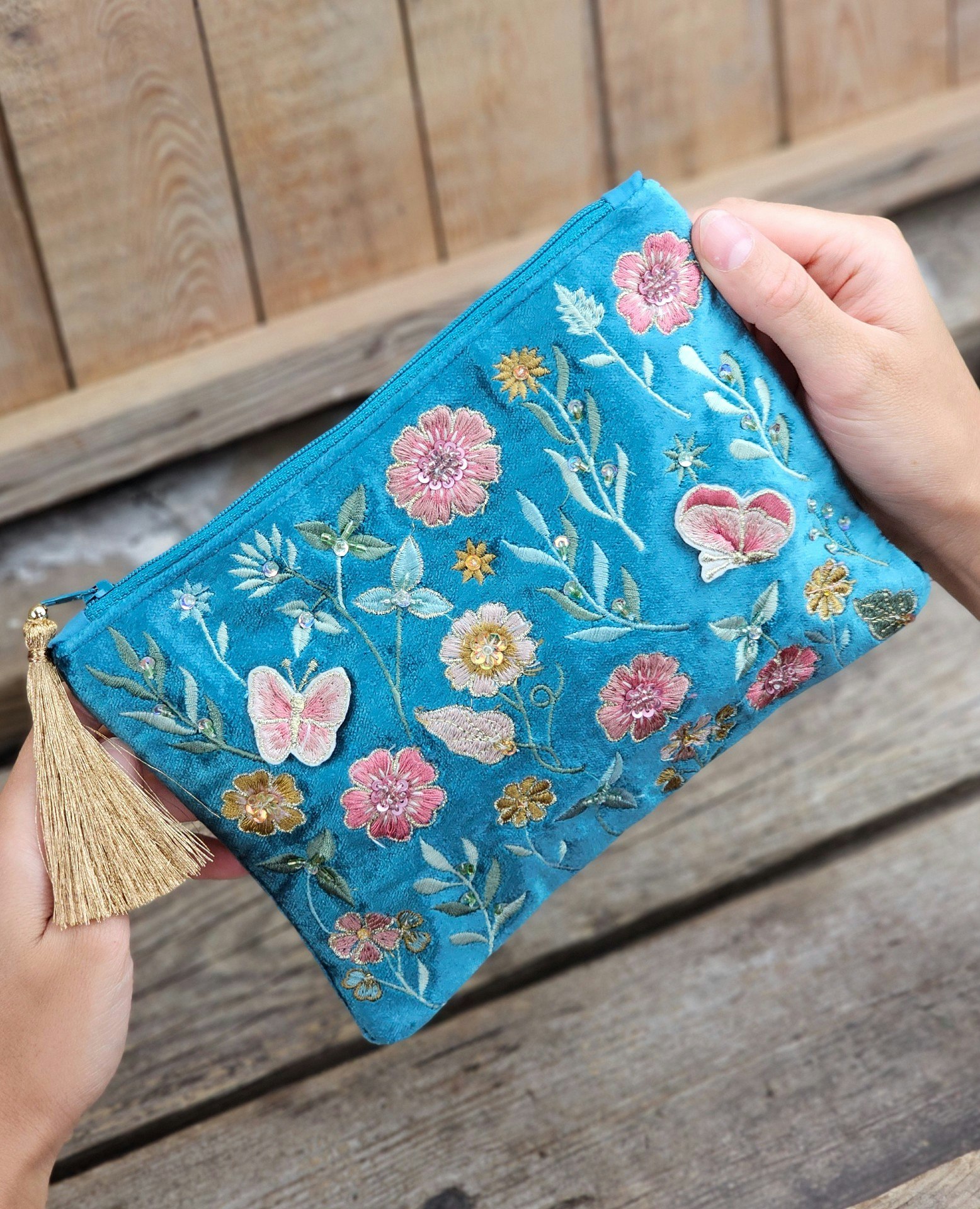 Broderad necessär, turkos med blommor