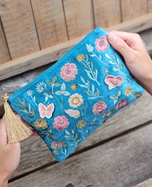 Broderad necessär, turkos med blommor