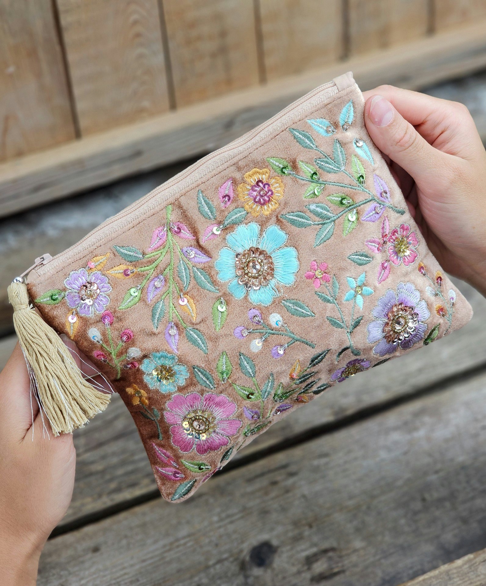 Broderad necessär, beige med blommor