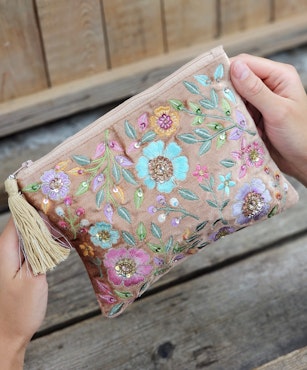 Broderad necessär, beige med blommor