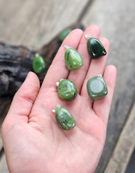 Nefrit Jade trumlad, silverpläterat hänge