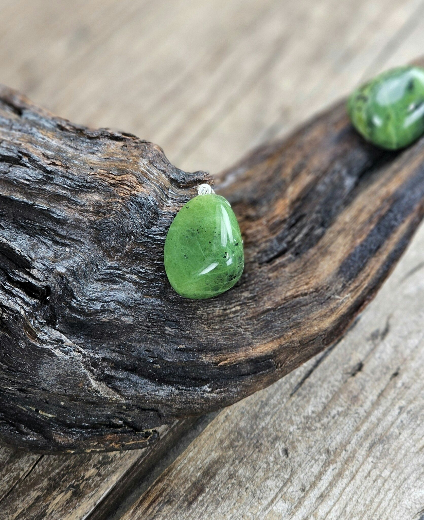 Nefrit Jade trumlad, silverpläterat hänge