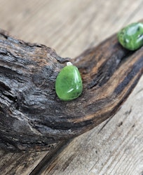 Nefrit Jade trumlad, silverpläterat hänge