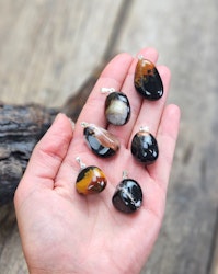 Sardonyx trumlad, silverpläterat hänge