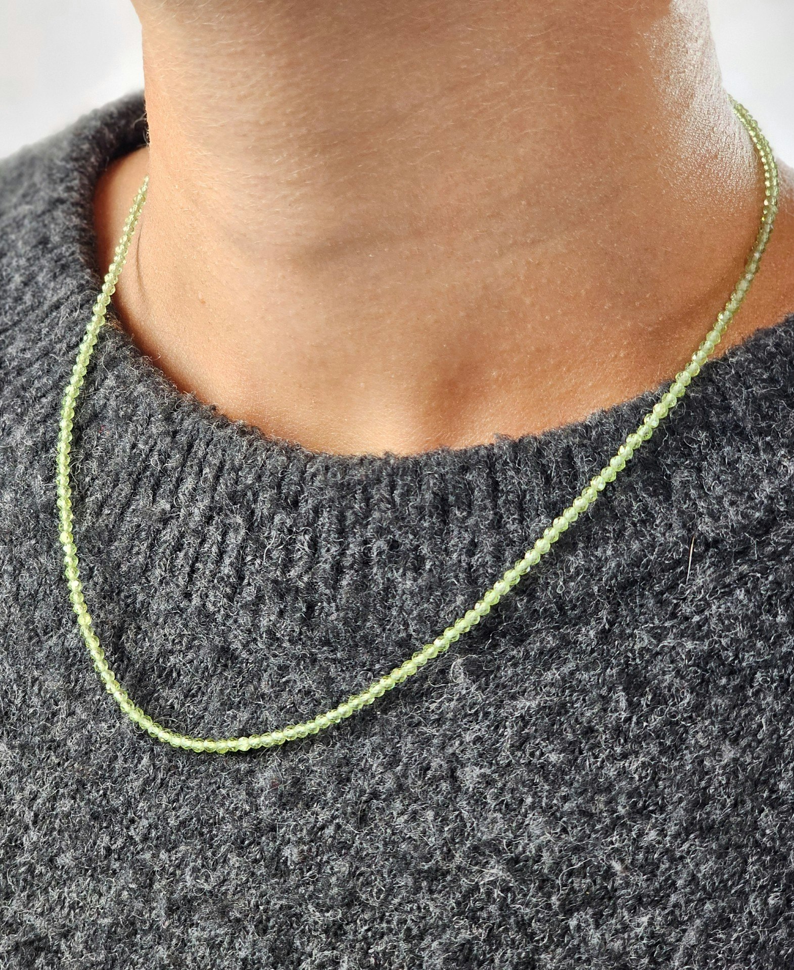 Peridot (Olivin), halsband 2mm facetterade pärlor 925s.