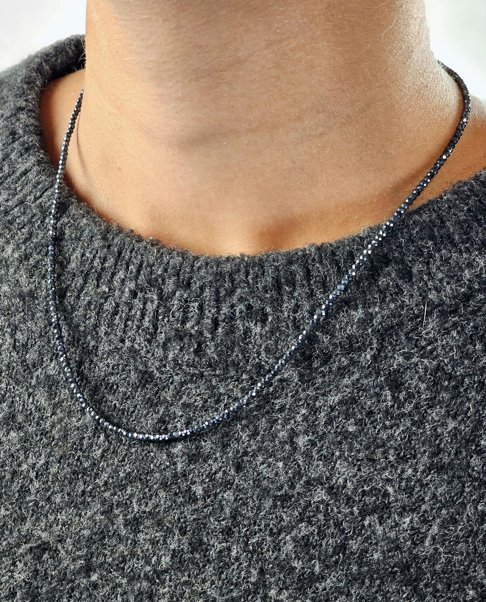 Grå/blå Spinell, halsband 2mm facetterade pärlor 925s.