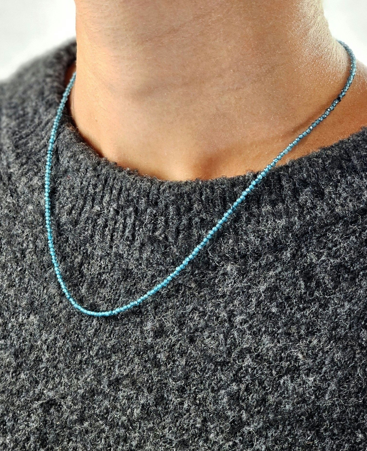 Blå Topas extra, halsband 2mm facetterade pärlor 925s.