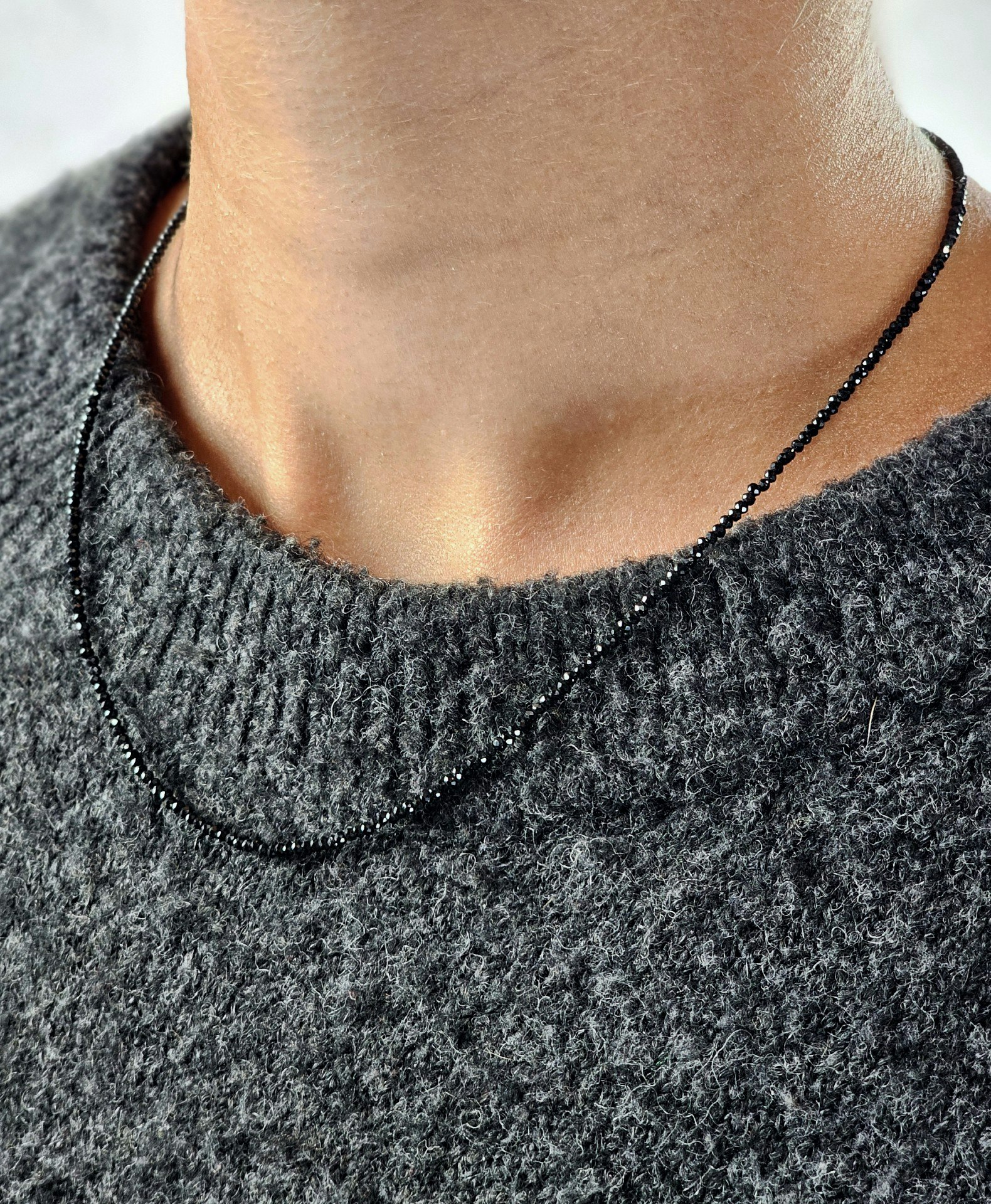 Svart Spinell, halsband 2mm facetterade pärlor 925s.