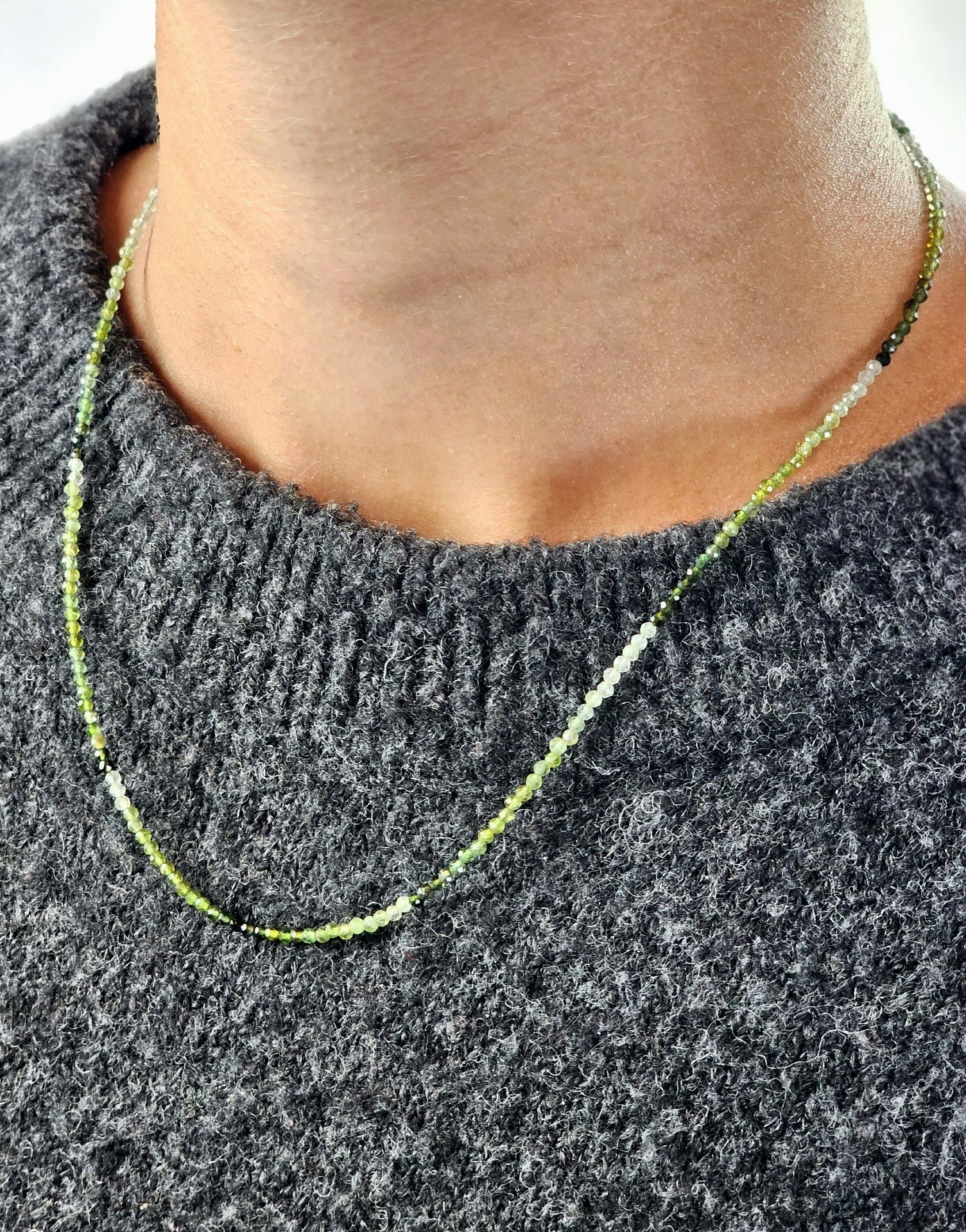 Grön Turmalin mix, halsband 2mm facetterade pärlor 925s.