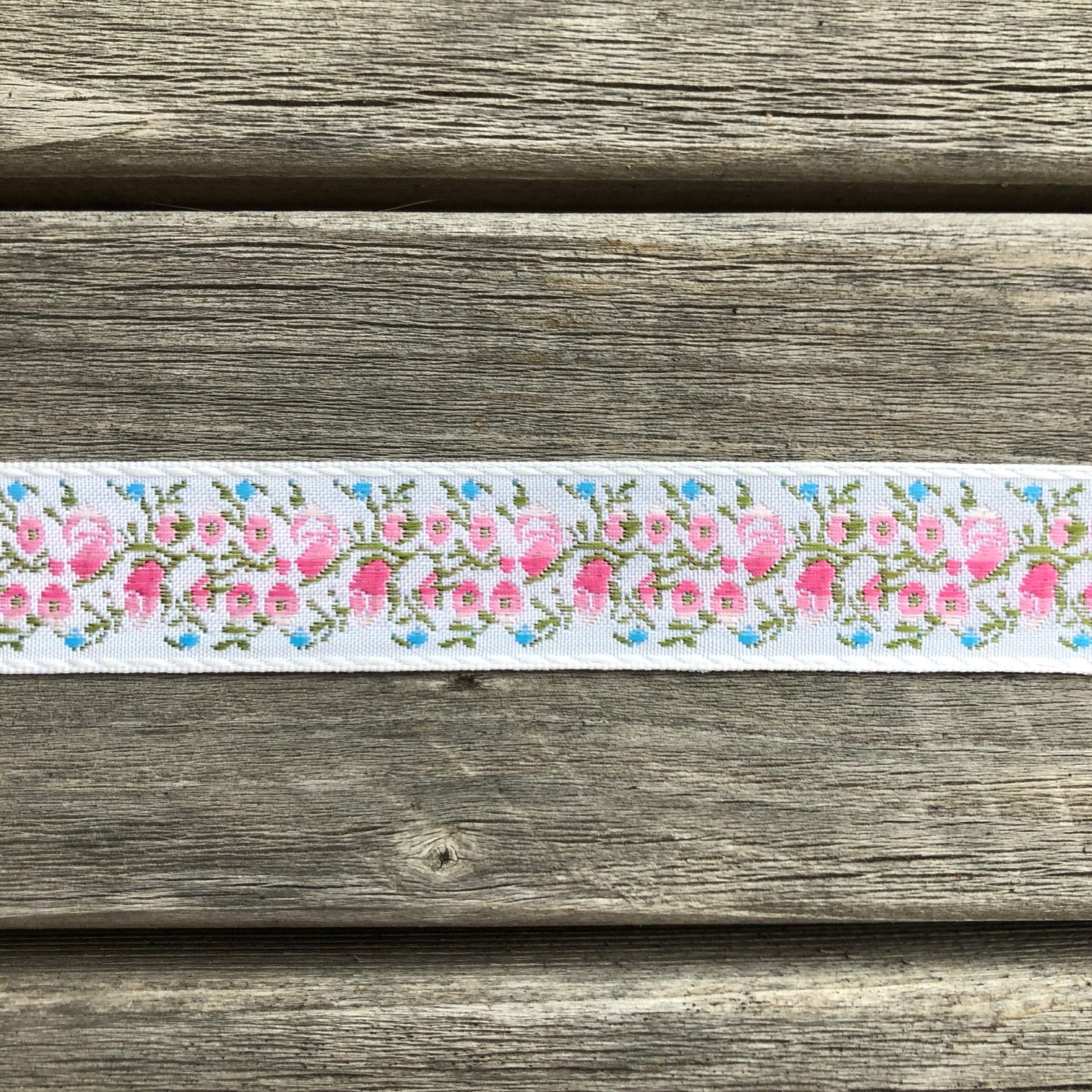 Dekorationsband Små rosa blommor 20 mm
