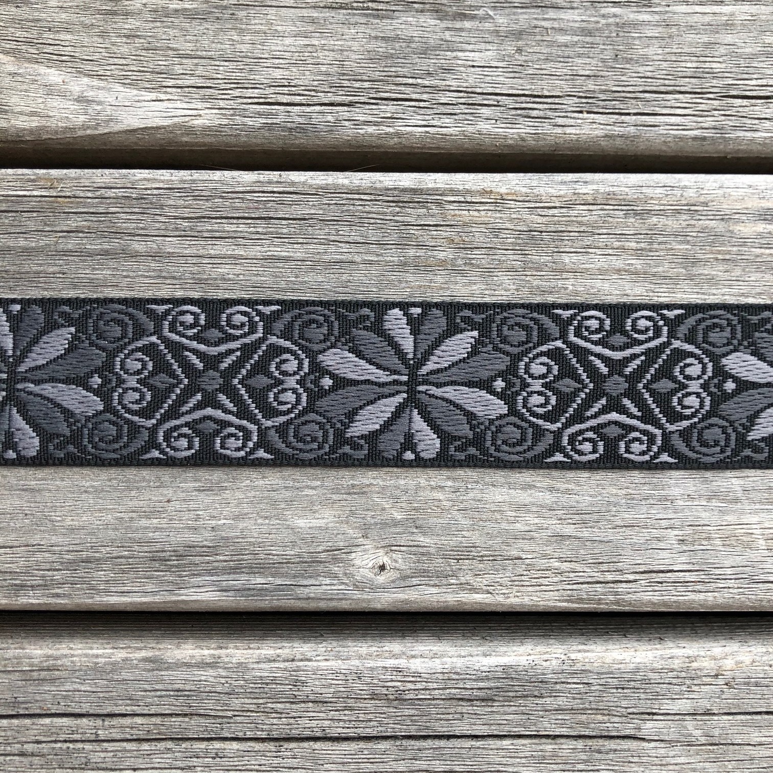 Dekorationsband Blommor svart 25 mm
