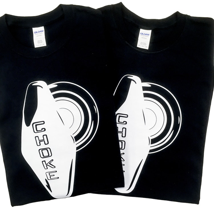 Svarta T-shirts, herr. Choke/Amazon