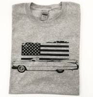 Grå T-shirt, herr med USA-bil och flagga