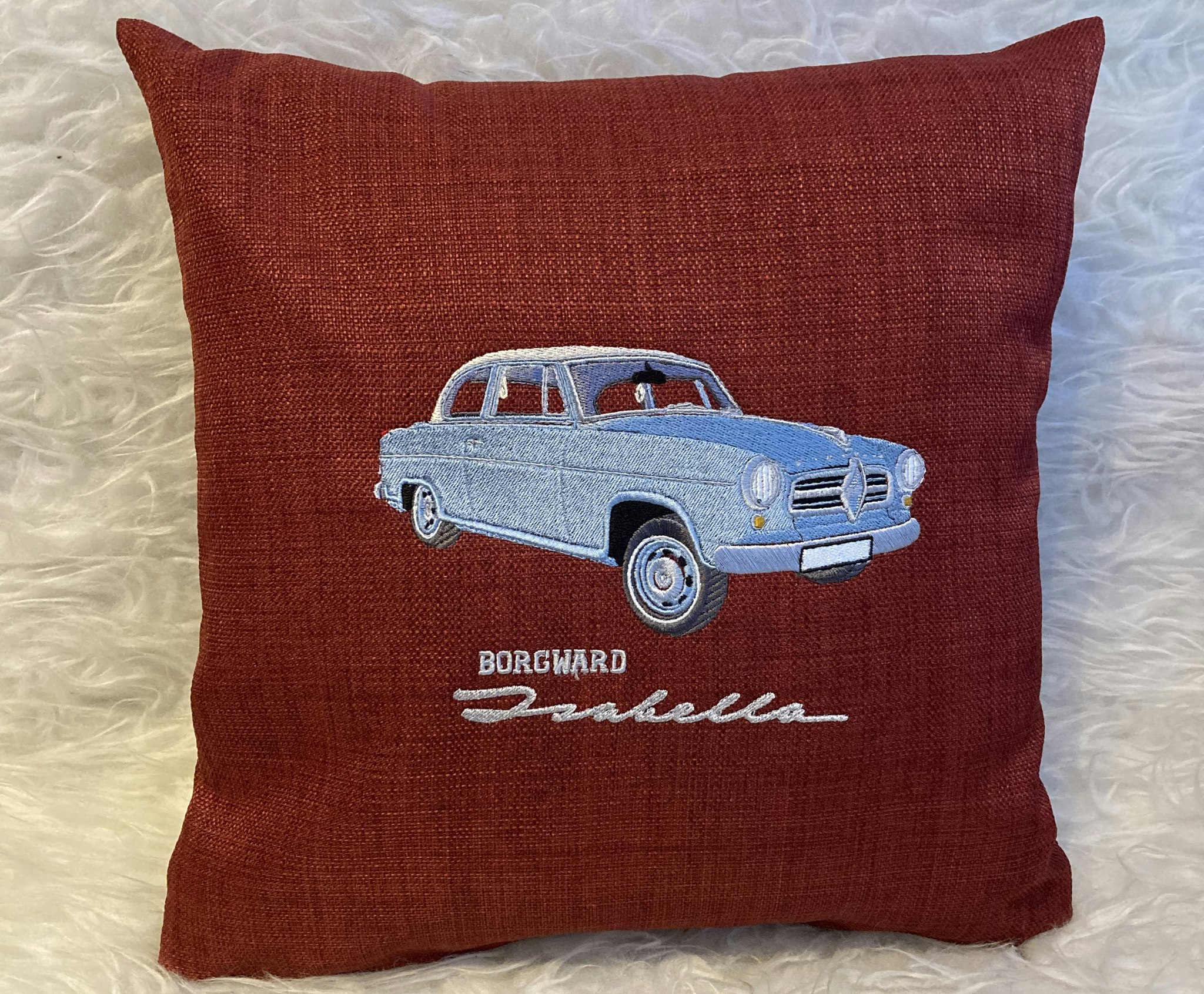 Borgward Isabella, kuddfodral vinröd (beställd med text under samt eget reg.nr)