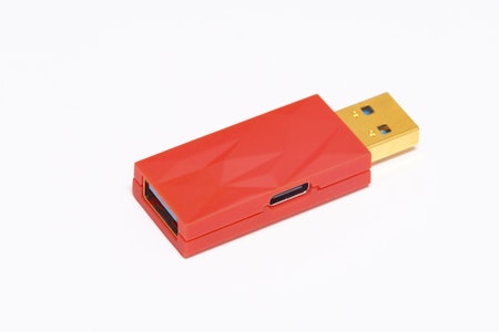 iFi iDefender+ bryter jordslingor och reducerar brum från USB-ljudkort