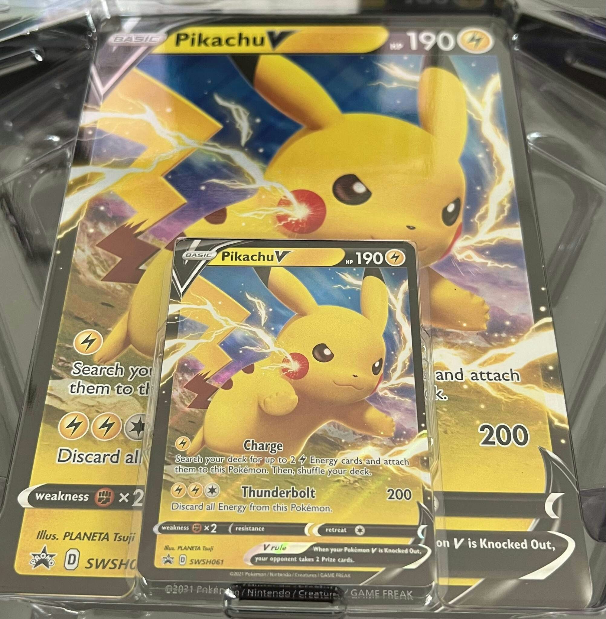 Pokemon Shining Fates Pikachu kort (STORT Pokémonkort + standard Pikachu V  SWSH061) - Speltrollet - Förtrollande spelglädje