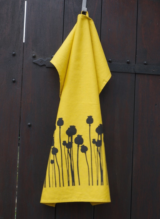 gul handduk med svarta vallmokapslar