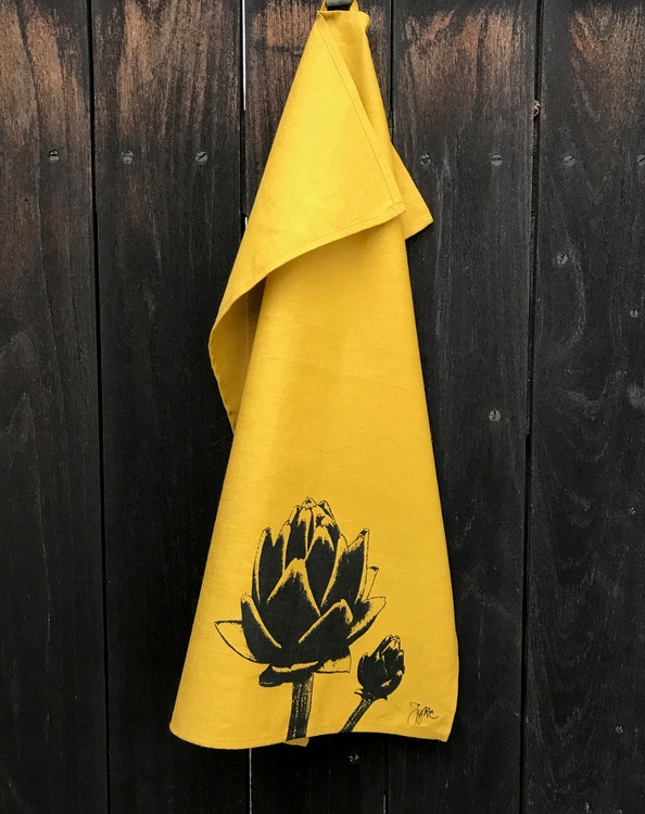 gul handduk svarta kronärtskockor