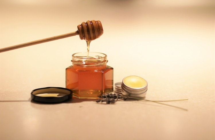 Gavepakning med honning fra Lyngveien, honning skje og leppepomade naturell