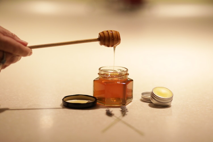 Gavepakning honning fra Presterødåsen, honningskje og leppepomade med lavendelolje