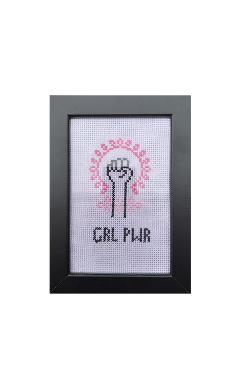 "GRL PWR" feministisk handbroderad tavla