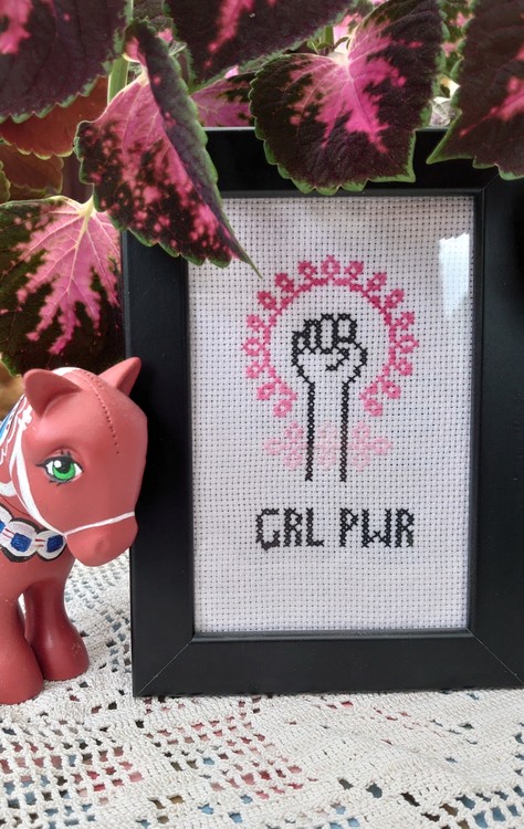"GRL PWR" feministisk handbroderad tavla