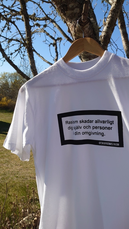 Antirasistisk t-shirt. Handtryckt i Sverige.
