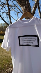 "Rasism skadar allvarligt dig själv och personer i din omgivning" t-shirt
