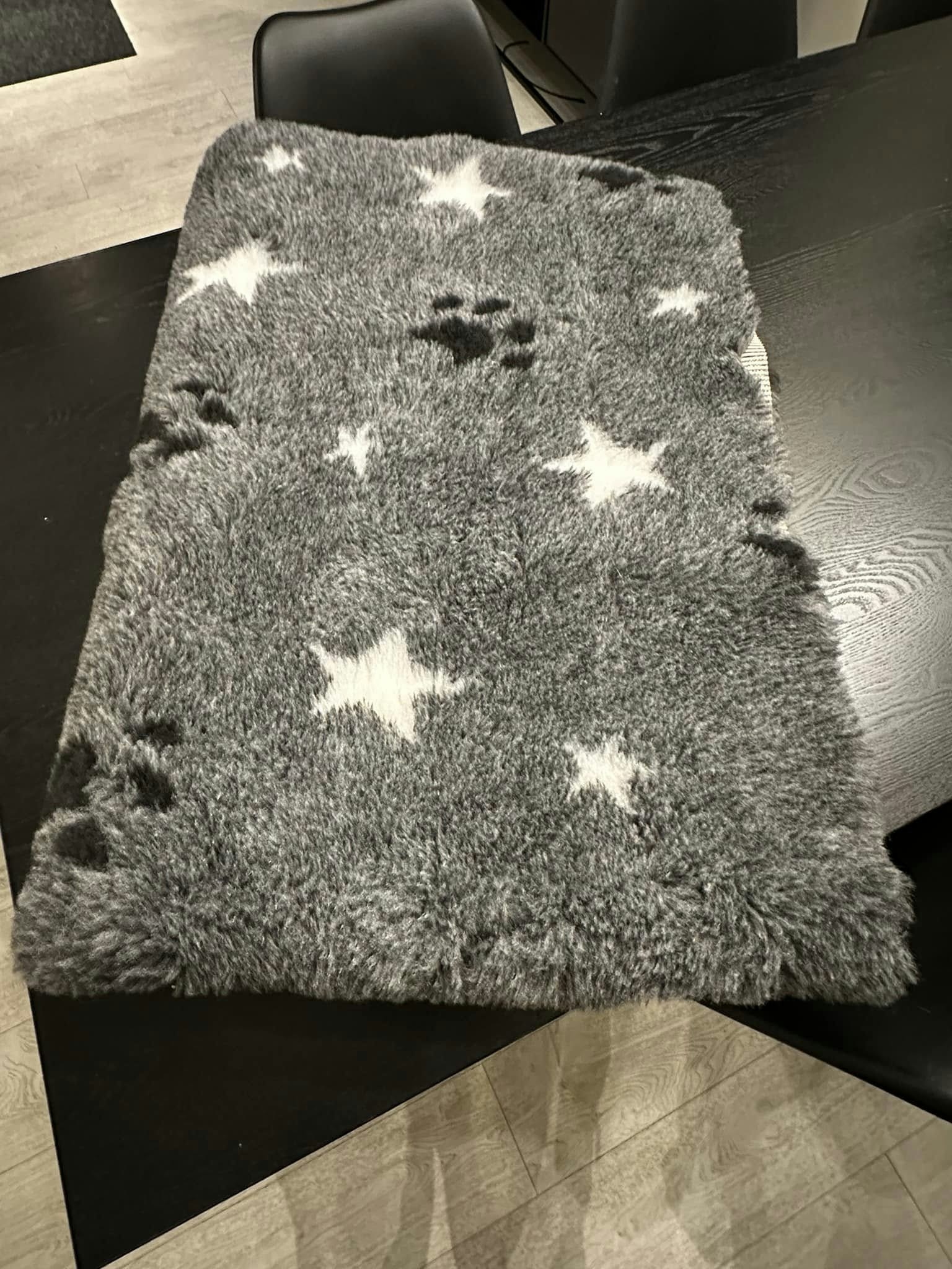 VetBed Nonslip i  2 forskjellige størrelser 100 x75 cm 349,- og 150 x 100 cm 698,-