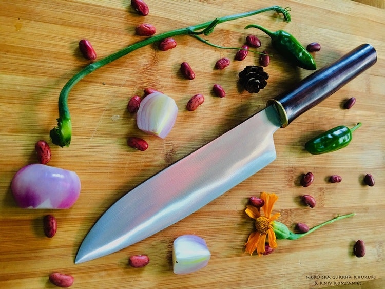 santoku kniv, japansk kockkniv kökskniv av kolstål, handsmidda i nepal för nordiska gurkha i sverige. kock kniv.
