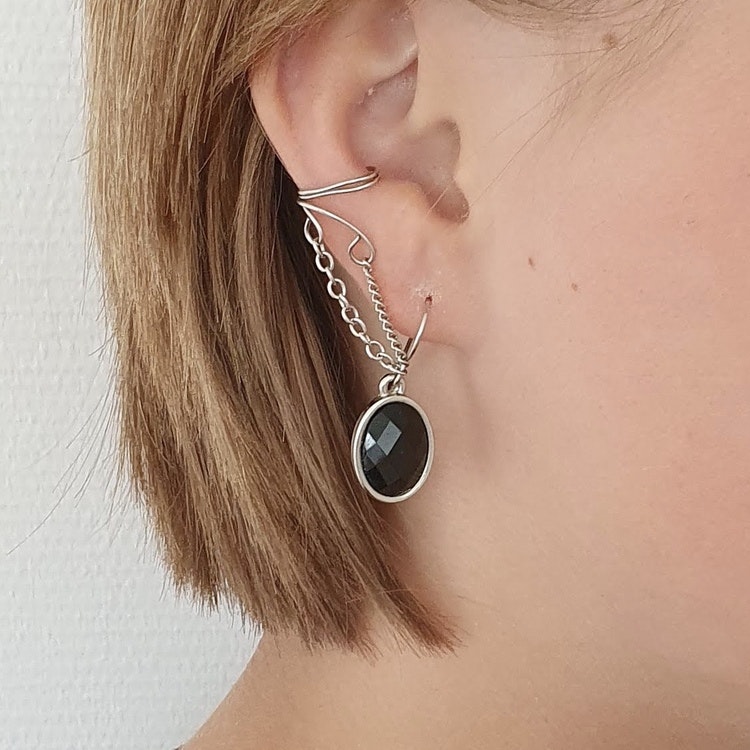 Örhängen med silverfärgad ear cuff och svarta berlocker - Idome