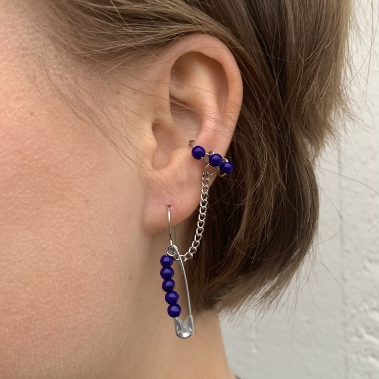 Örhängen med ear cuff, säkerhetsnål och blåa pärlor - Idome