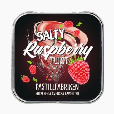 En plåtask med saltlakrits pastiller med hallonsmak.