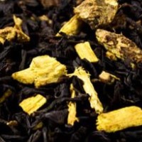 En närbild på ett svart te med inslag av gula lakritsrötter.