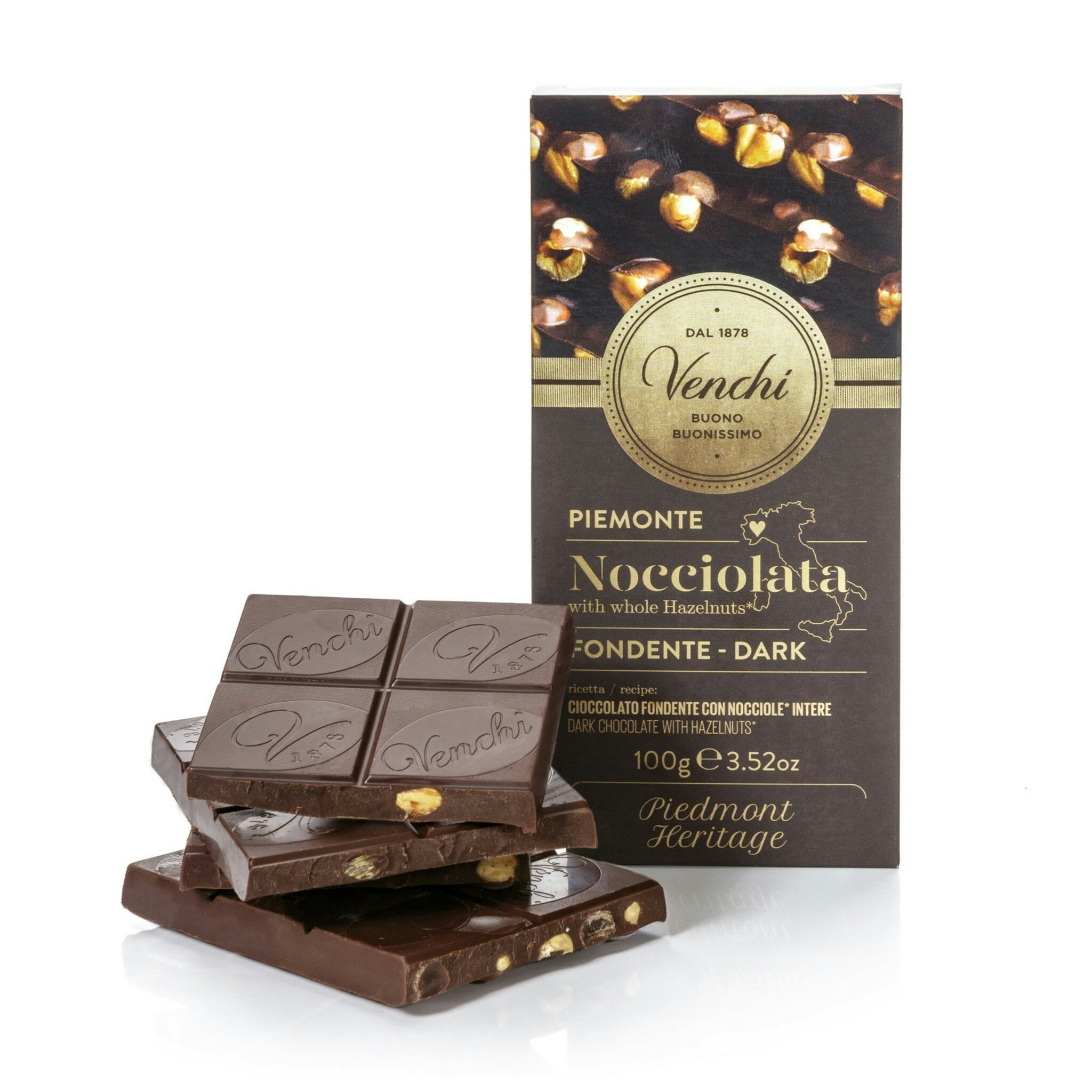 En chokladkaka av mörk choklad med hela hasselnötter.