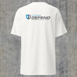Vit t-shirt med Clear Defends logga på ryggen