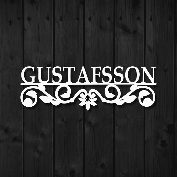 Namnskylt i metall med namnet Gustafsson skrivet med versaler.