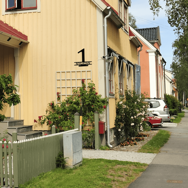 Monogram med husnummer och gatunamn.