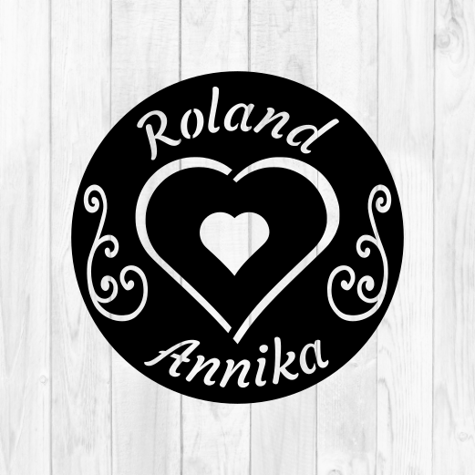 Rund skylt i egen design med namnen Roland och Annika.