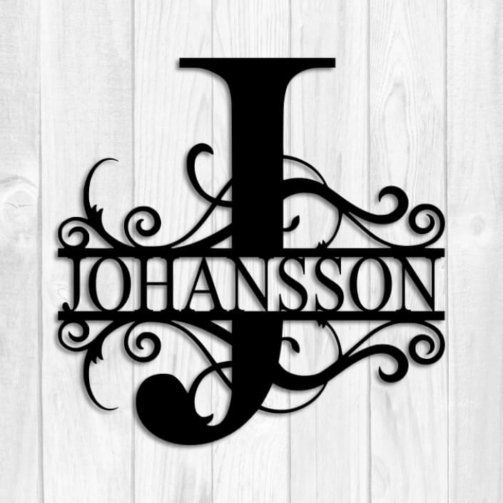 Personligt monogram i metall, svartlackerat och med namnet Johansson.