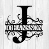 Personligt monogram i metall, svartlackerat och med namnet Johansson.
