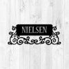 Snygg namndekor i svart plåt med namnet Nielsen.