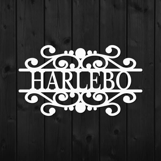 Personlig väggdekor i metall, vitlackerad och med namnet Harlebo.