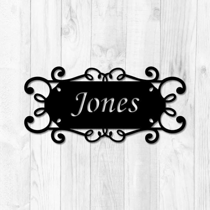 Snygg namnskylt skuren i plåt, med namnet Jones.