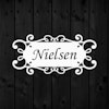 Namnskylt i metall med namnet Nielsen utskuret.